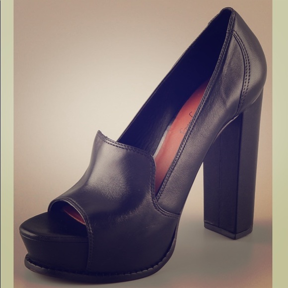 🎉HP🎉 Elizabeth and James Mae Platform Pumps - Picture 1 of 4